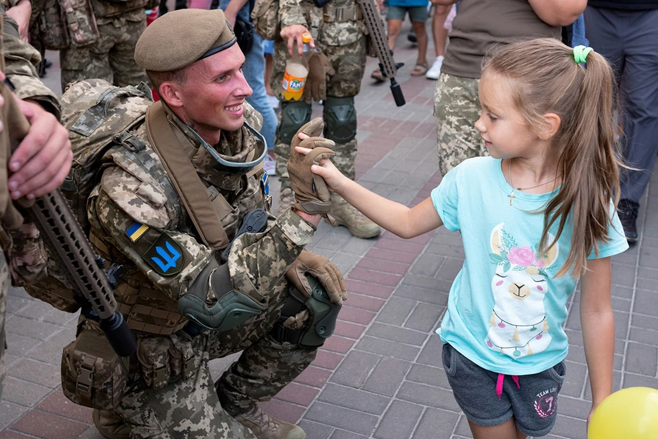 Не хочется называть празднование Дня независимости Украины лицемерным шоу, на которое выбросили 5 миллиардов гривен (около 13 млрд руб.) бюджетных денег, нет сил давать никаких оценок. Жизнь обязательно все исправит.