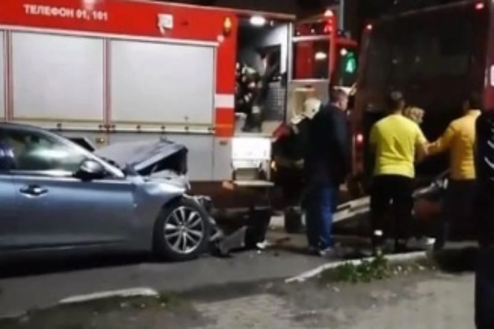 Капот машины смяло в гармошку. Фото: группа ВКонтакте "Ярославль Live"