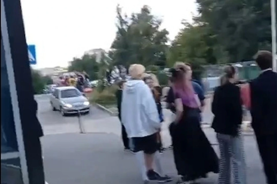 На подростков напали возле ТЦ. Фото: скриншот из видео.