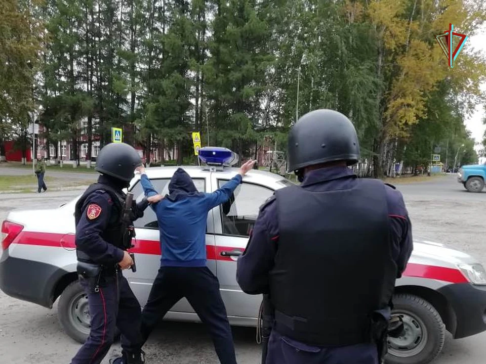 Мужчина находился в общественном месте с явными признаками алкогольного опьянения. Фото: пресс-служба Росгвардии Томской области