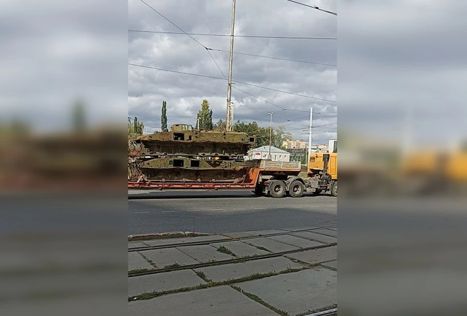С территории Красных казарм вывозят ржавую технику.