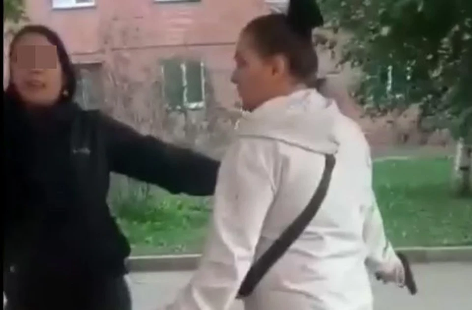 Оружие оказалось не боевым, но люди выстрелов напугались. Фото: кадр видео.