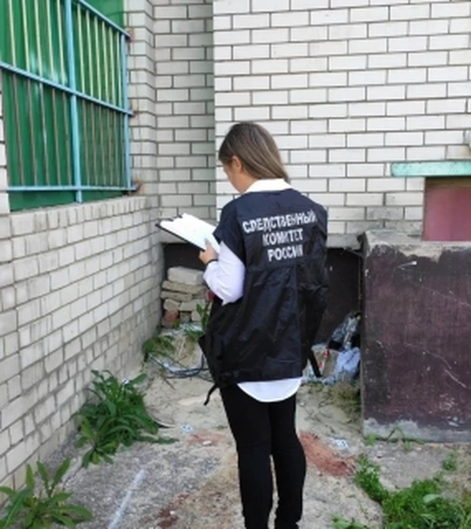 Сотрудница Следственного комитета работает на месте преступления.