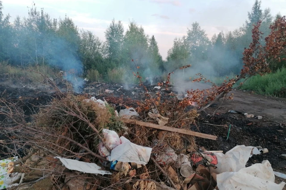 Свалка загорелась в середине августа и тлеет до сих пор. Фото: vk.com/onfkirov
