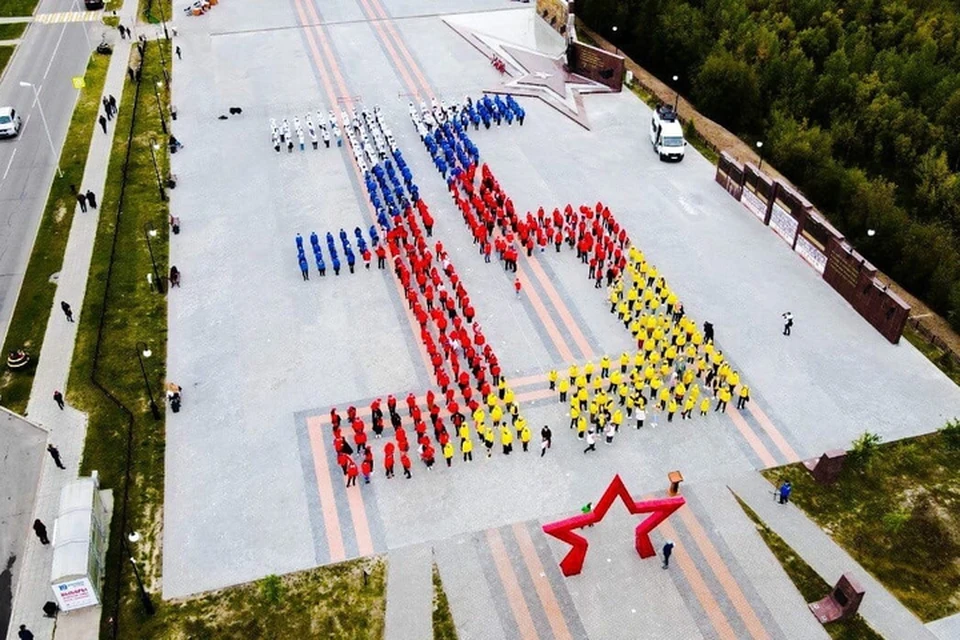 Фото: администрация Губкинского. Глава города Андрей Гаранин тоже принял участие в праздничном флешмобе.