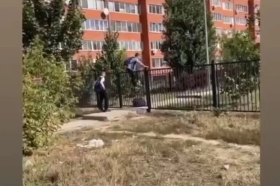 Ученики рязанской школы вынуждены перелезать через забор, чтобы попасть на уроки.