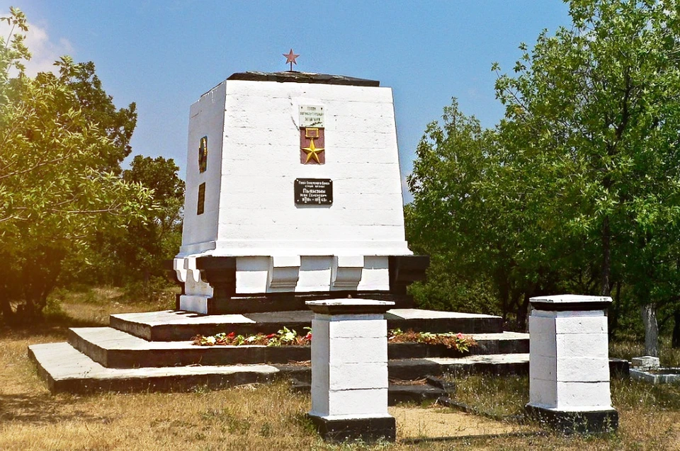 Мемориал на могиле старшего лейтенанта И. С. Пьянзина и последних защитников 365-й зенитной батареи