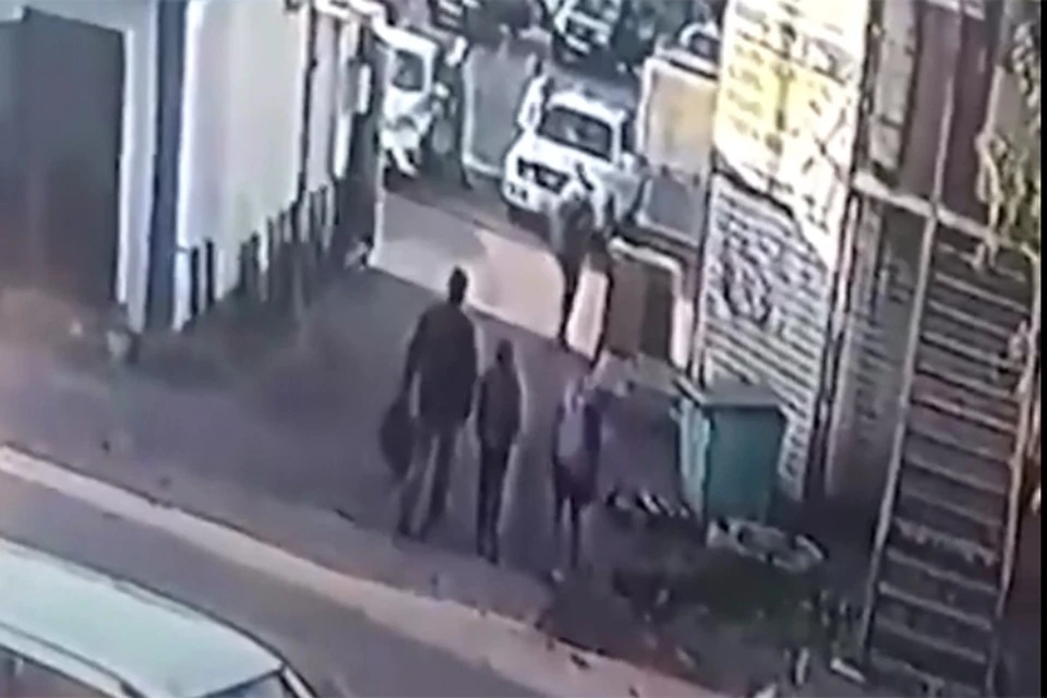 Преступник встретился с девочками в местном магазине и, судя по камерам наблюдения, купил им сладости Фото: кадр видео с камеры наблюдения
