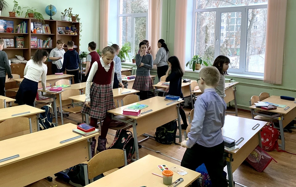Школьники много времени проводят сидя - это может ускорить развитие сколиоза.