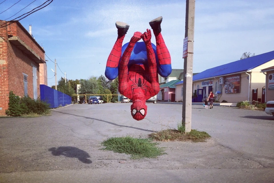 Сначала человек-паук - любитель паркура стал удивлять жителей родного поселка. Фото: личная страница Устархана Бекмурзаева ВКонтакте