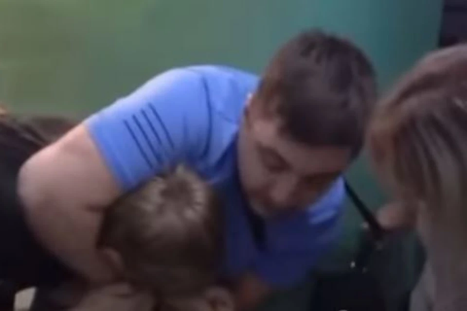 «Душил и бил головой о стенку»: в Хабаровске мужчина напал на детей из-за газет в подъезде. Фото: скриншот с видео.