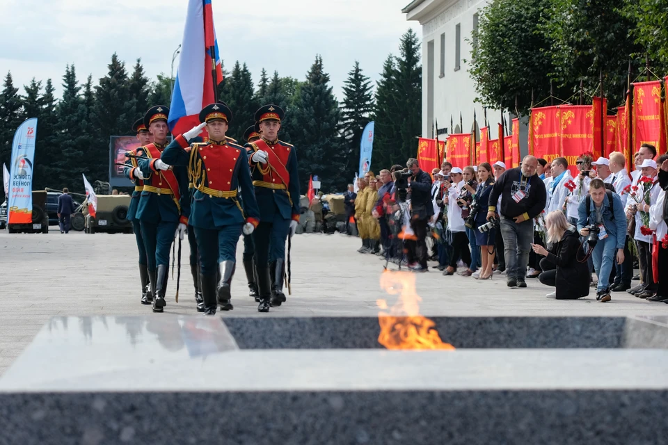 На Пискаревском мемориальном кладбище возложили цветы и венки в память о 80-й годовщине начала блокады Ленинграда