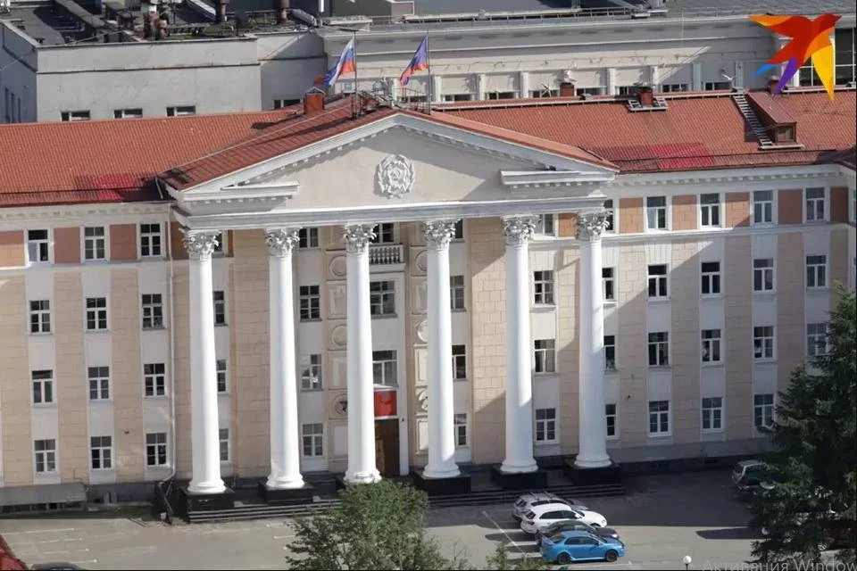 Северянка поделилась необычной фотографией областного парламента.
