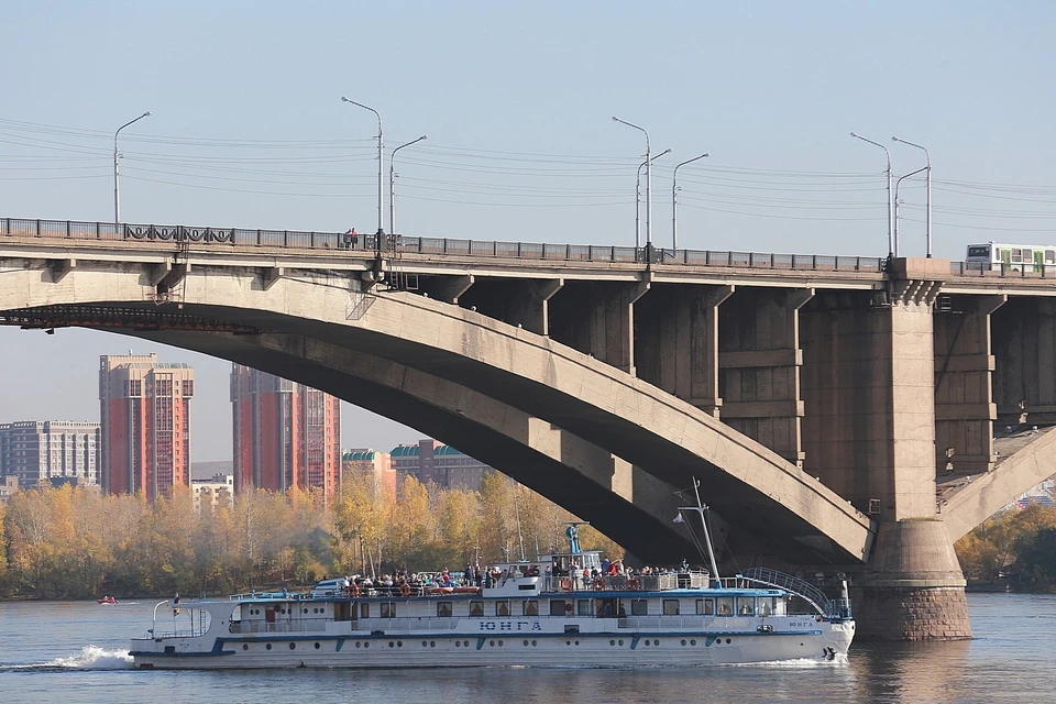 В Красноярске с Коммунального моста упал мужчина