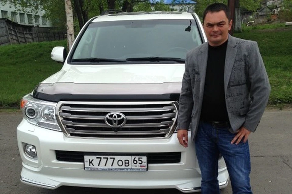 Начальник рыбохраны Макаровского района Артем Стрелков возле своего автомобиля