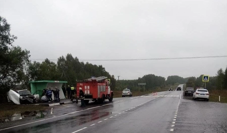 Легковушка протаранила остановку под Нижним Новгородом: Один человек погиб и двое пострадали