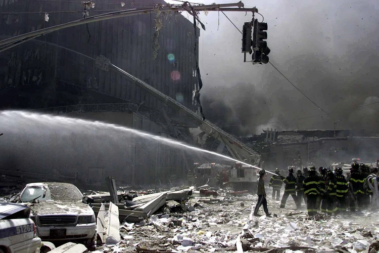 «С вершины горы обломков нам передают тело. Руки нет, головы тоже нет...»:  Как я работал спасателем-добровольцем в Нью-Йорке во время трагедии 11 сентября 2001 года