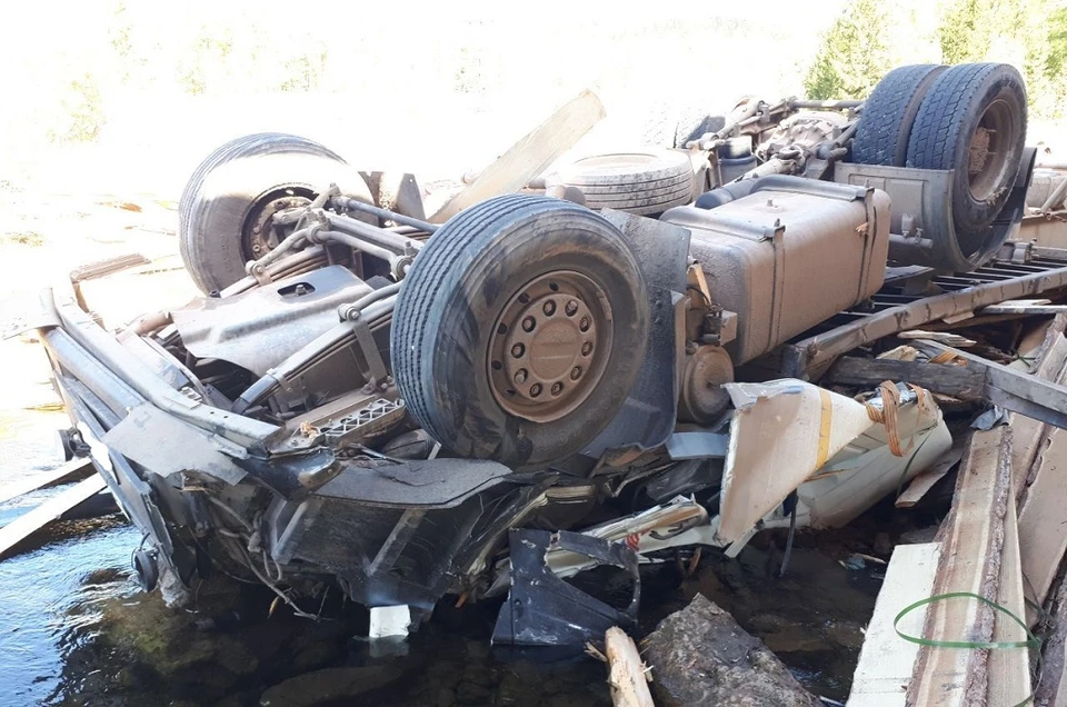 Большегруз упал с моста в реку в Иркутской области