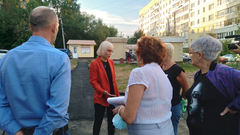 Во дворе тульских домов по Гарнизонному проезду в Заречье начались работы по асфальтированию территории.