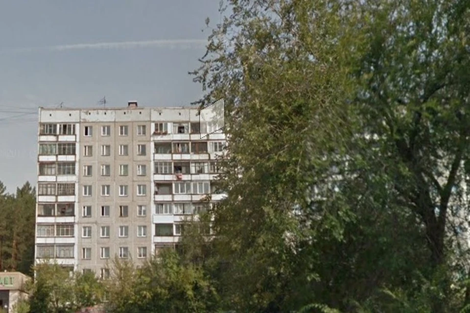 В Новосибирске спасатели вытащили двух человек из горящей квартиры в многоэтажке в Советском районе. Фото: ГУ МЧС по НСО