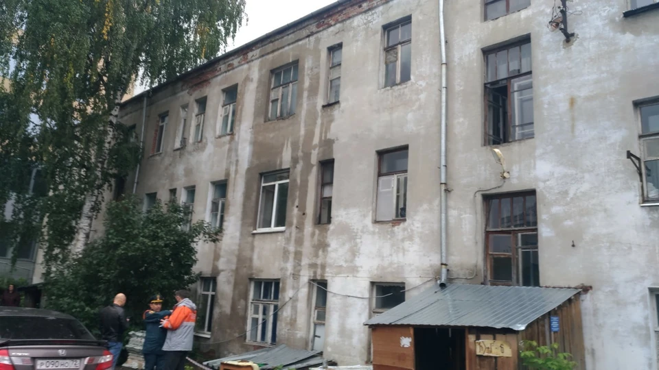 В Тюмени кипятком затопило квартиры дома по улице Орджоникидзе во время подачи отопления.