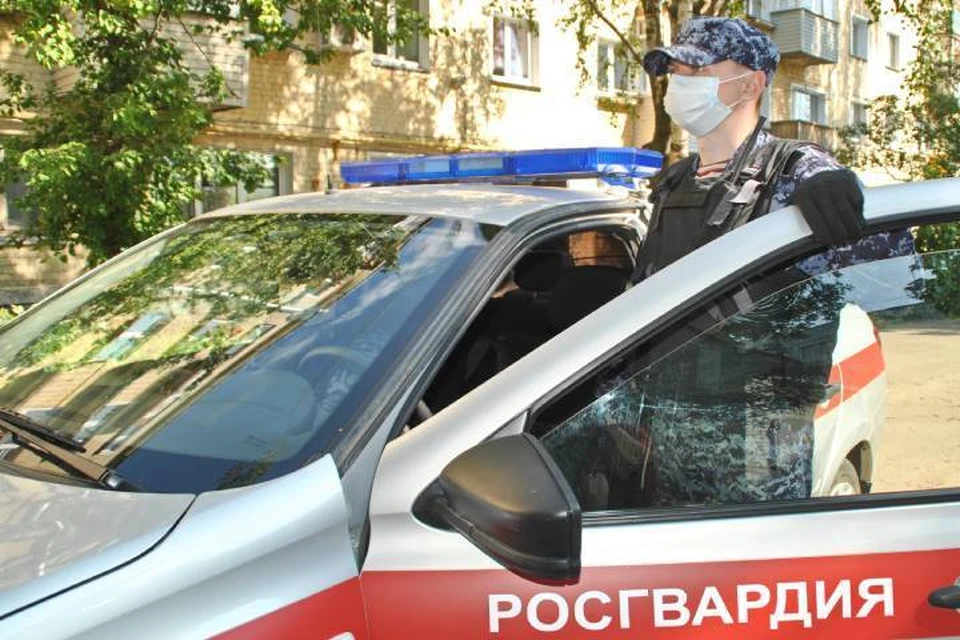 Сотрудники Росгвардии задержали молодого человека в одном из ночных баров на улице Щорса. Фото: 43.rosguard.gov.ru