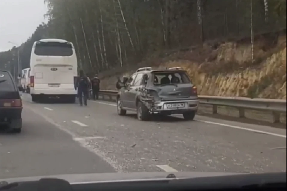 В ДТП никто не пострадал. Фото: скриншот видео сообщества «ВКонтакте» «Инцидент Екатеринбург»