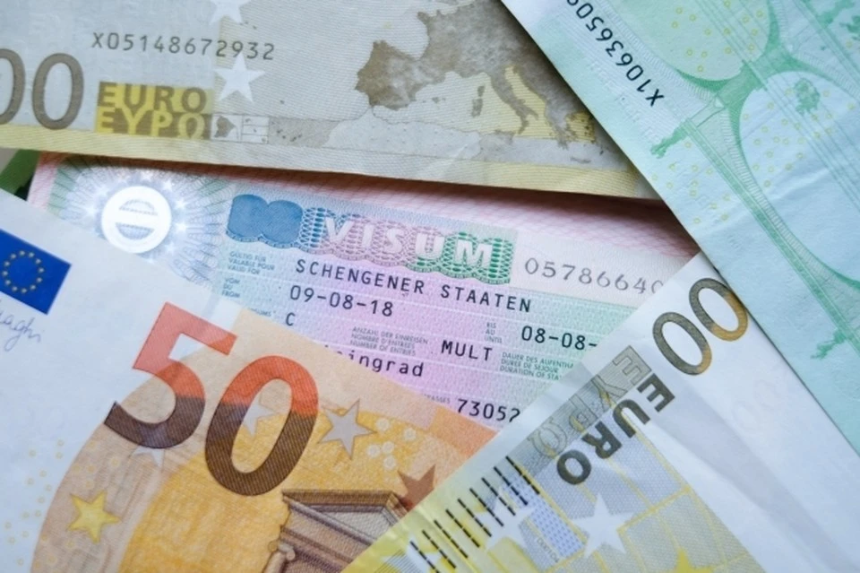 Курс евро упал ниже 85,7 рублей впервые в 2021 году