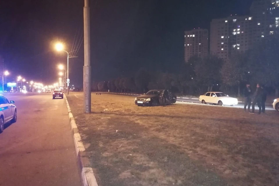 Приора влетела в столб на Московской