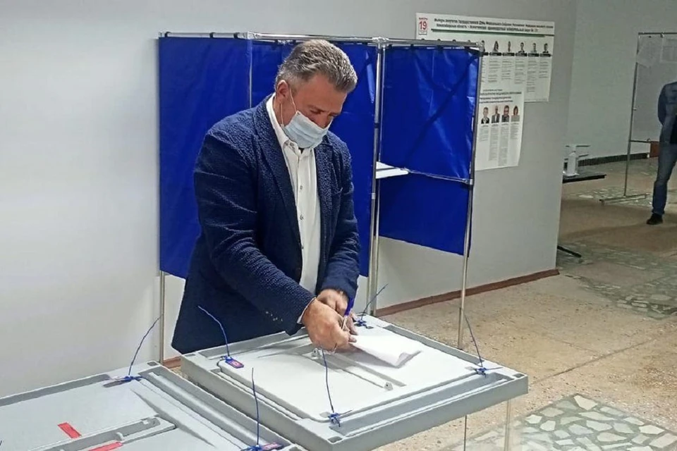 Председатель Заксобрания Андрей Шимкив проголосовал на выборах депутатов в Госдуму. Фото: Заксобрание НСО.