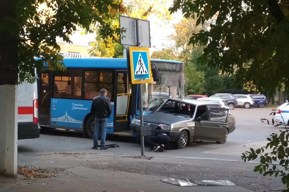 ДТП на перекрестке столкнулись "ВАЗ" и автобус