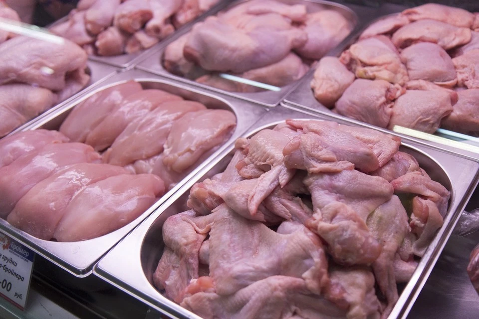 На прилавках петербургских магазинов нашли курицу с листерией.