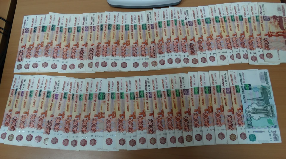 В тюменском Рощино мужчина пытался незаконно пронести в багаже крупную сумму денег. Фото - Тюменская таможня.