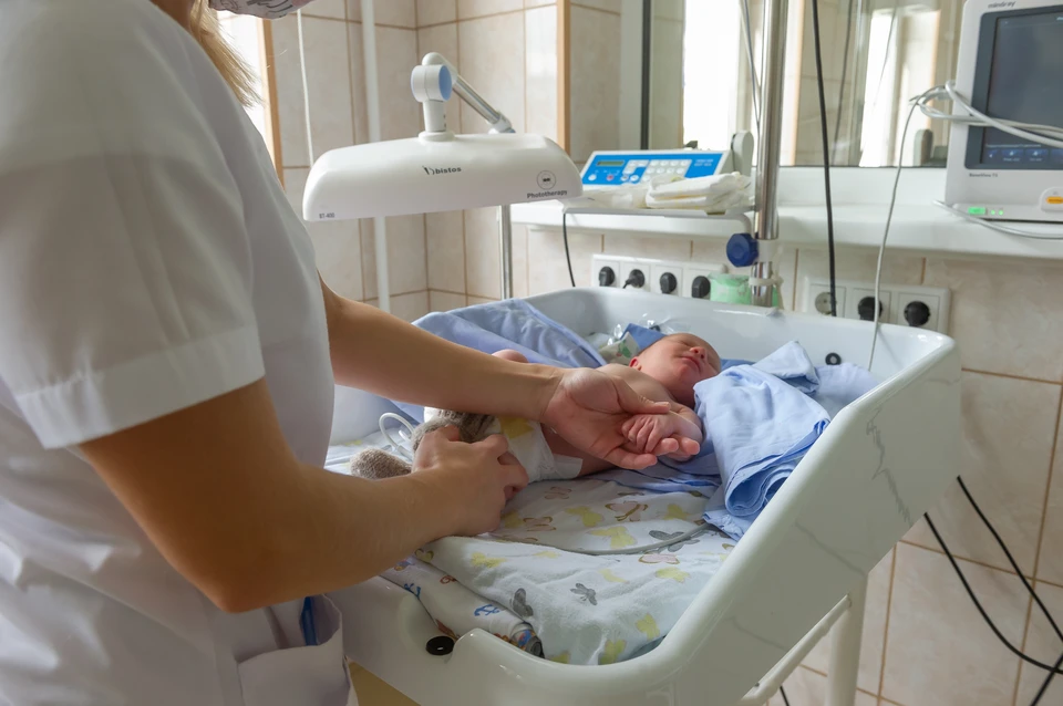 Более 130 новорожденных оставили матери в роддомах и детских больницах Петербурга в 2020 году