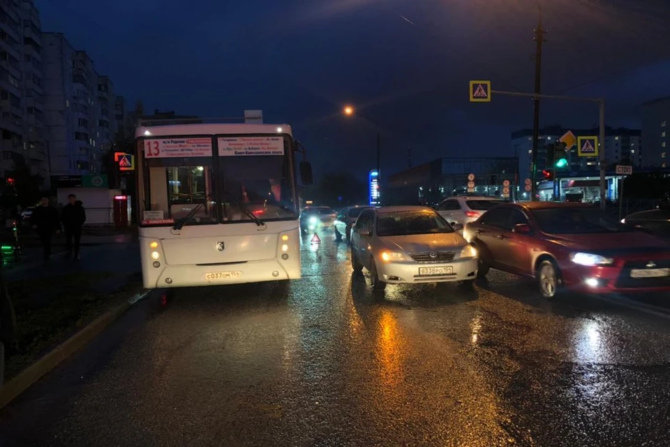 В Новосибирске иномарка сбила молодую девушку, перебегавшую дорогу. Фото: Госавтоинспекция по Новосибирску
