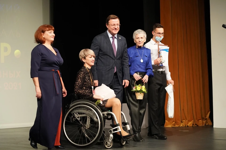 Губернатор Дмитрий Азаров наградил лауреатов театрального парафестиваля. Фото: правительство Самарской области