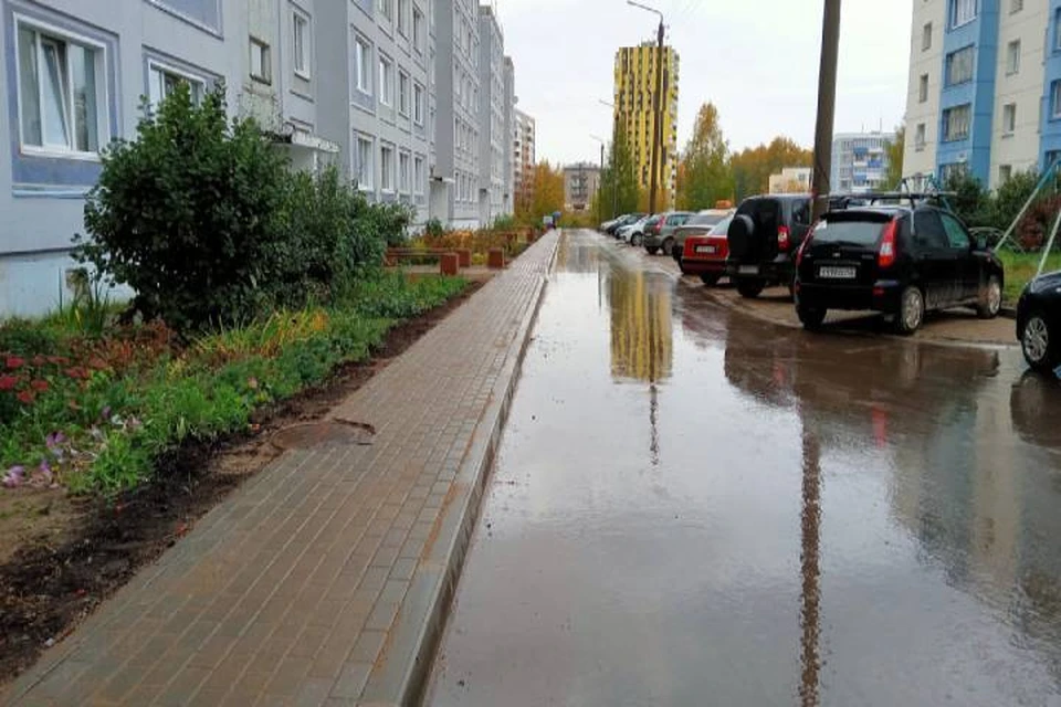 Подрядчик заасфальтировал проезд к дому, обустроил тротуар и парковку. Фото: admkirov.ru