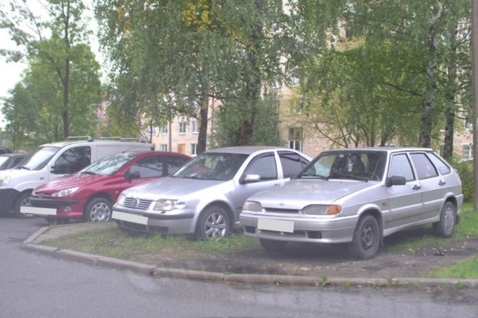 В Петербурге оштрафовали на 2,7 млн рублей водителей за неправильную парковку во дворах жилых домов. Фото: vk.com/gatispb