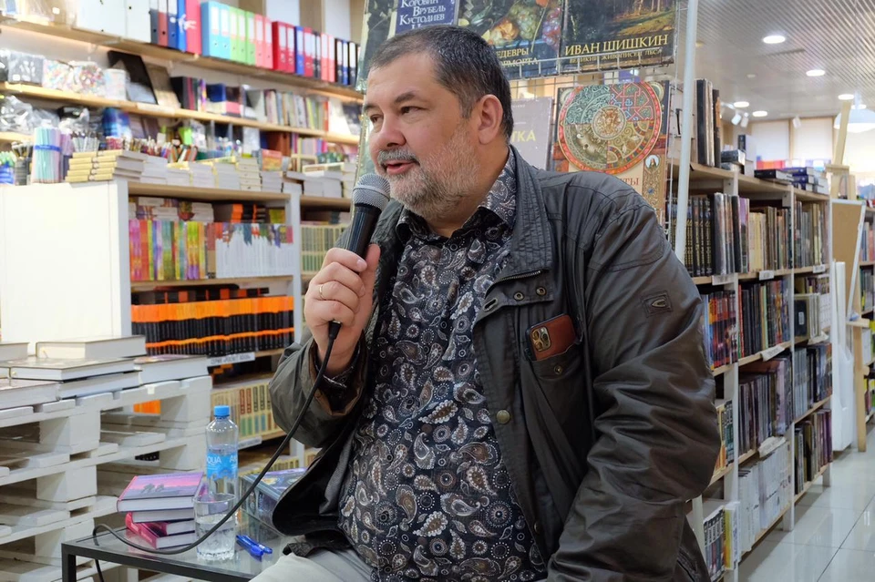 Писатель-фантаст Сергей Лукьяненко встретился со своими поклонниками во Владивостоке