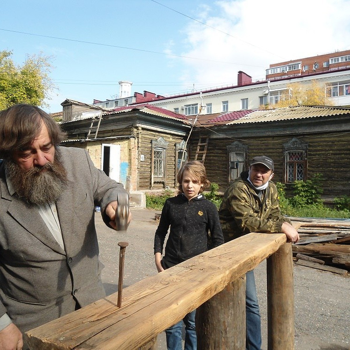 В историческом центре Омска поставили скамью Раскольникова и Сони - KP.RU