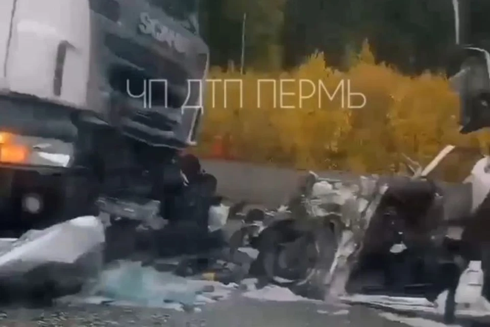 Последствия жуткой аварии. Скриншот видео на странице ВК "ЧП ДТП Пермь".