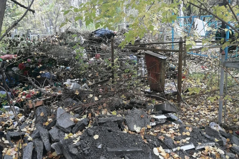 На кладбище грязь и мусор. Фото: «Город Обь онлайн».