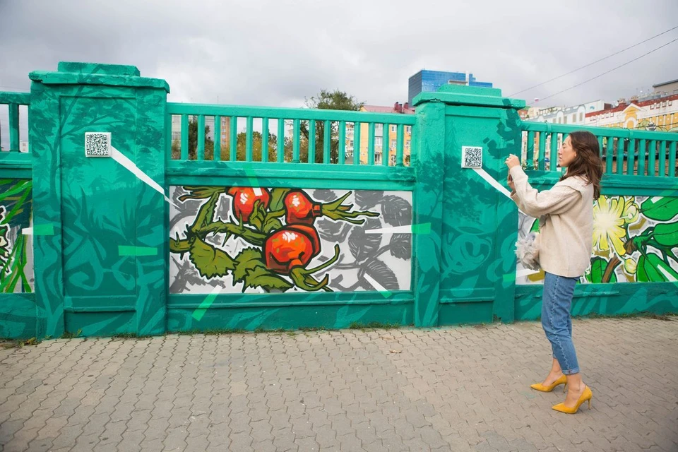 Граффити с дикоросами украсило подпорную стену на Адмирала Фокина. Фото: Анна Степанкина