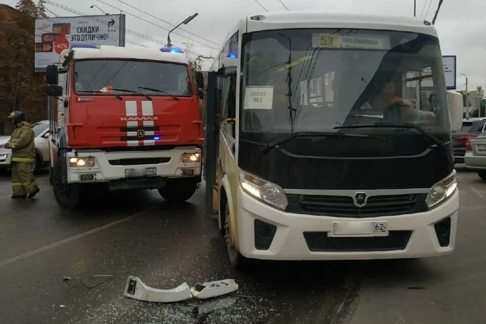 На улице Грибоедова в Рязани случилось ДТП с участием пожарного автомобиля и рейсового микроавтобуса. Фото: vk.com/roadrzn62