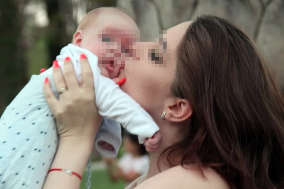 22-летняя мать поднесла своего годовалого ребёнка за пределы барьера безопасности