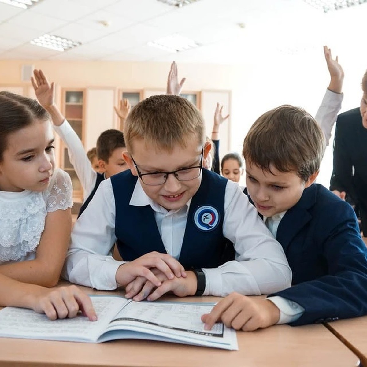 Ли школьники. Дети заходят в школу. Дети школьники образованные умные. Школьники z. Украина школа.