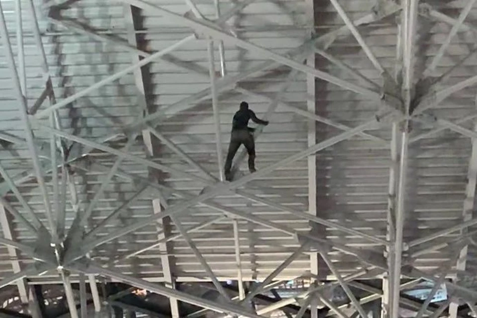 Ранее мужчина забрался под крышу аэропорта на высоту 30 метров