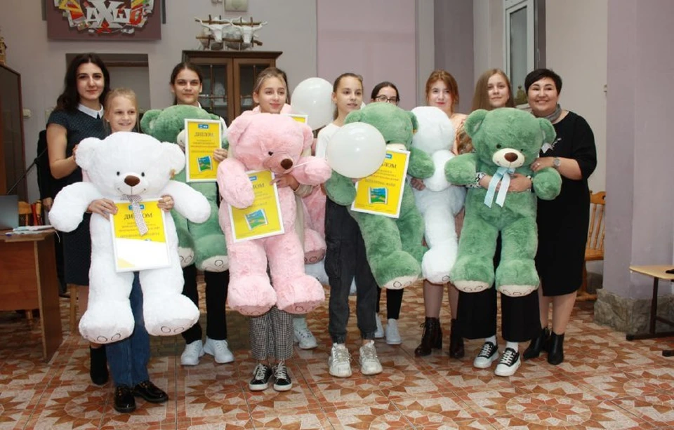 Участники конкурса "Краснодар глазами детей" с заслуженными призами