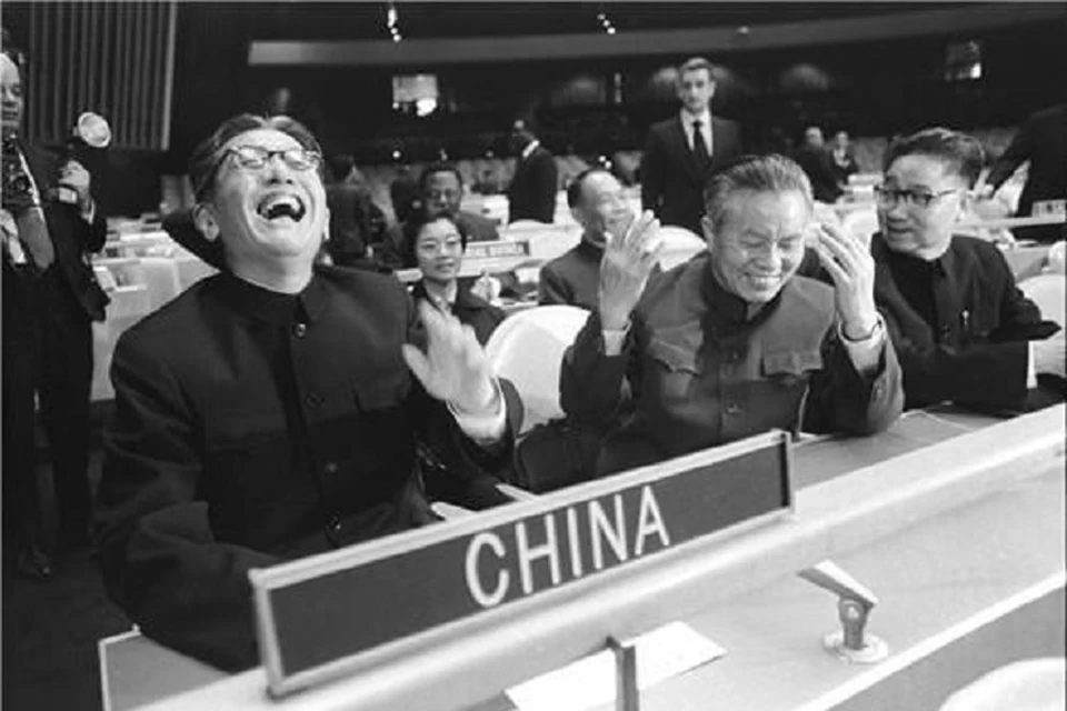 Радостная реакция делегации КНР во главе с дипломатом Цяо Гуаньхуа на принятие решения о восстановлении законных прав КНР в ООН.