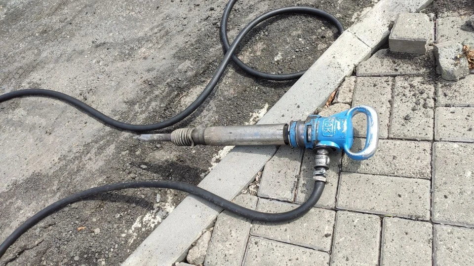 Рабочие будут укладывать асфальт